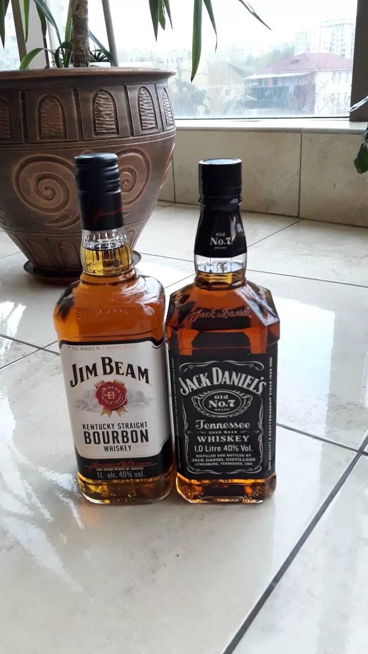 Джим бим 1 литр. Виски Джим Бим 1л. Джим Дэниэлс виски. Виски Джим Бим Джим Дэниэлс. Джим Бим виски 1 литр.