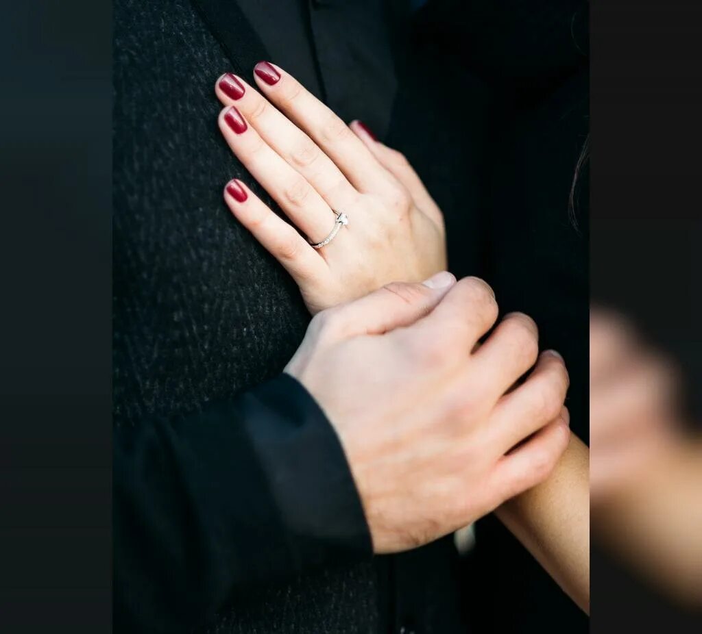 Баба рука мужика. Мужская и женская рука. Руки влюбленных. Красивые руки мужские и женские. Женская рука в мужской руке.