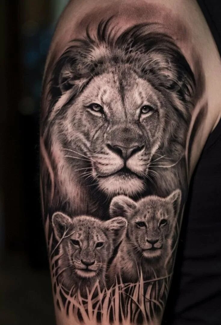 Тату лев и львица. Тату лев лев львица. Тату лев. Татуировка на плечо мужская лев и львица. Сараби король лев татуировка.