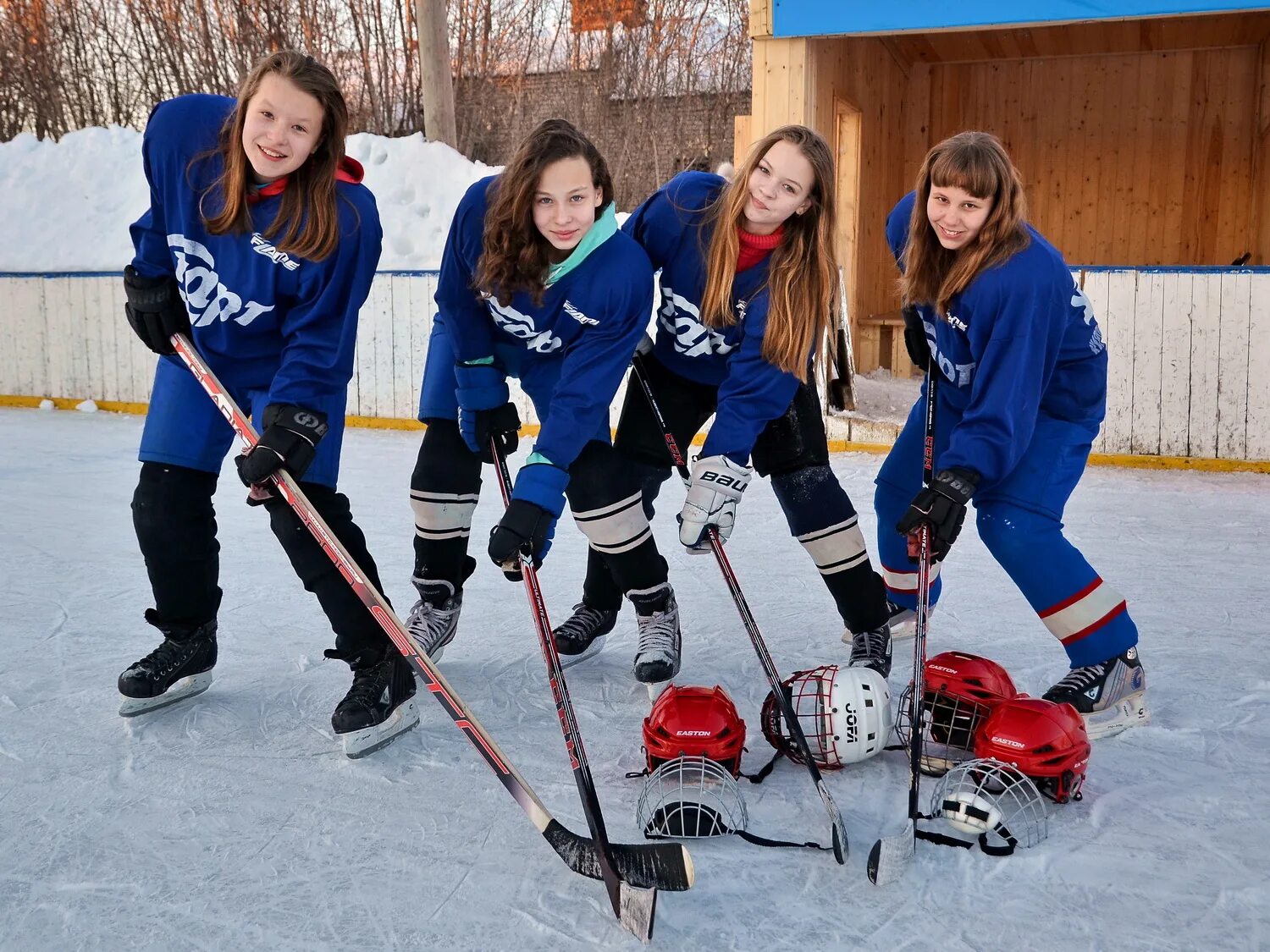Девушки играют в хоккей. Девушки играют в хоккей. Детский дворовый хоккей. Ханна миллер хоккеистка. Детский хоккей девочки.