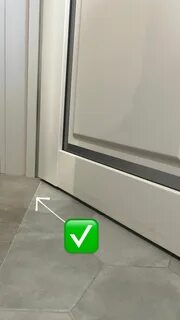 Стык напольных покрытий под дверью