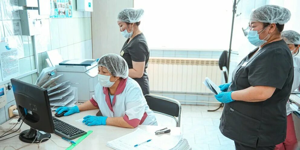 Медработники коронавирус выплаты. Медработники. медики якутии. якутии медицинские организации. работники медицинских учреждений.