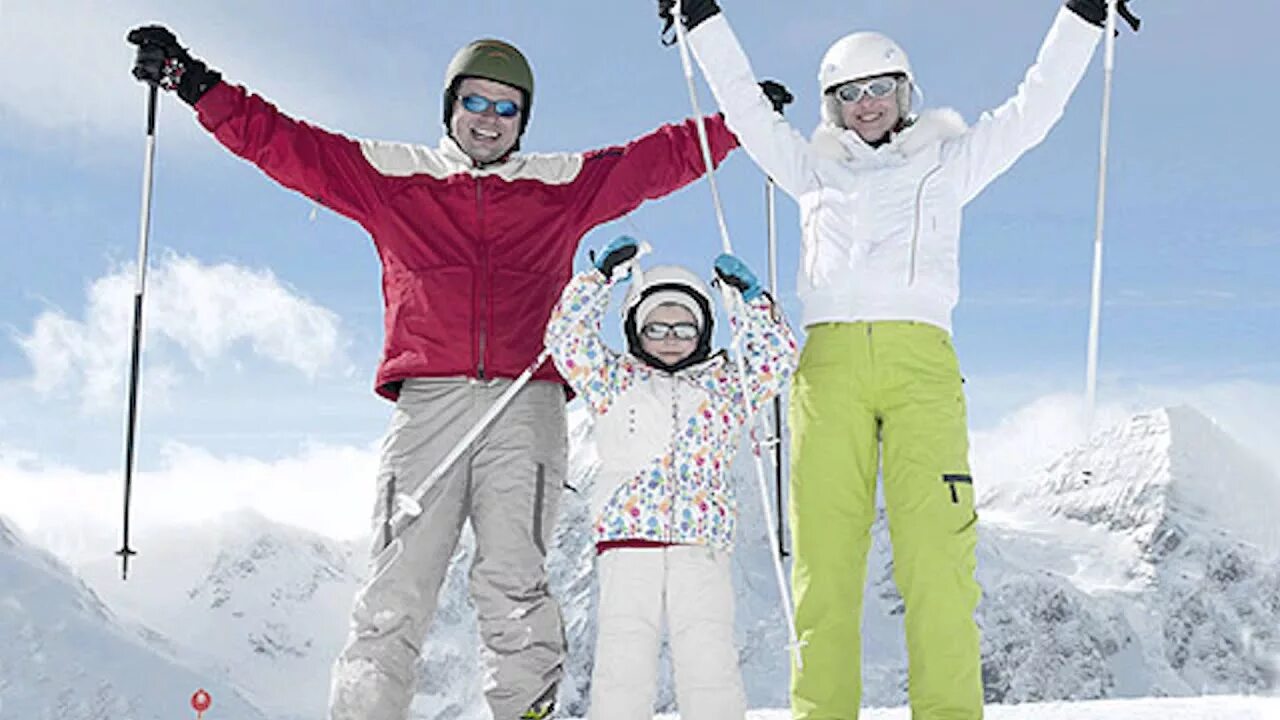 Спортивная семья зимой. Горнолыжный спорт дети. Семья на лыжах. Здоровый образ жизни зимой. Ski life