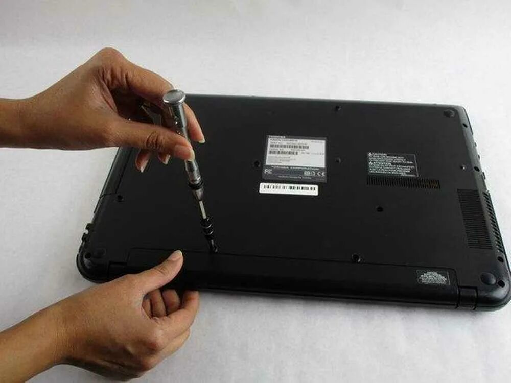 Как достать аккумулятор. Toshiba satellite c55 battery. ноутбук леново вытащить батарею. ноутбук асус вынимается батарея. asus x554l расположение аккумулятора.