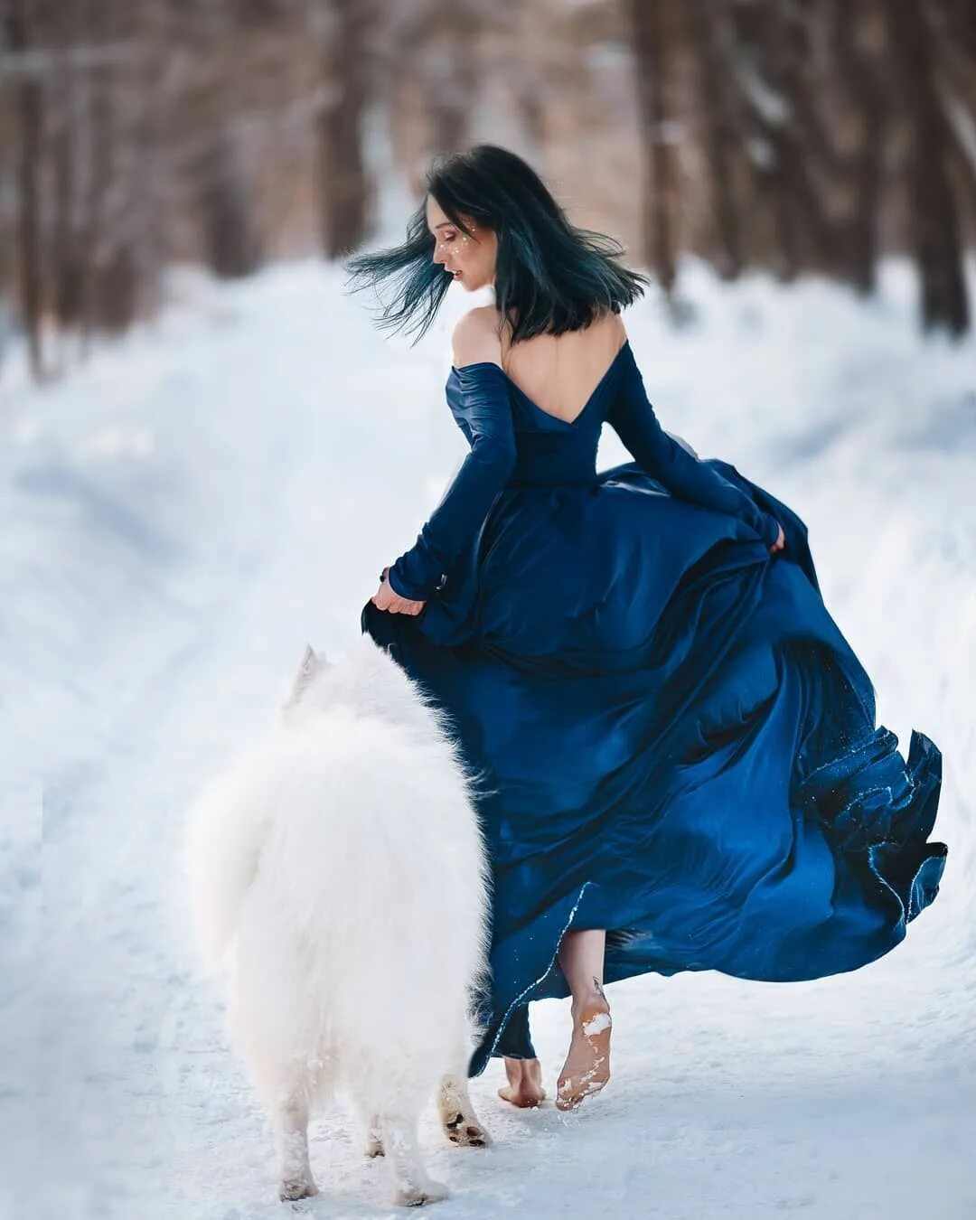 Я бегу по снегу босиком. Фотосессия зимой в платье. Девушка босиком на снегу. Девушка в платье зима. Девушка идет по снегу.
