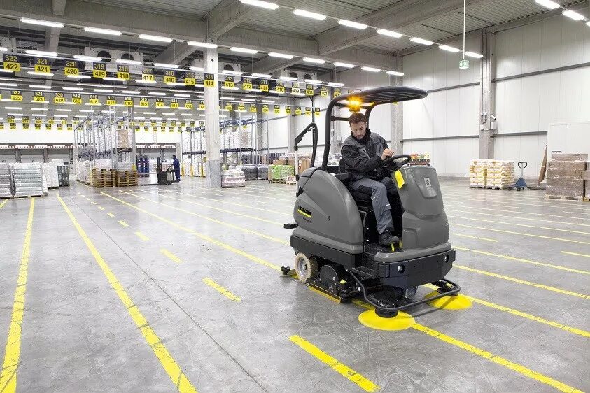 Оператор поломоечной машины. Поломоечная машина в тц. Оператор поломоечной машины (опм). Уборщик в супермаркете. Уборщица в магазине.