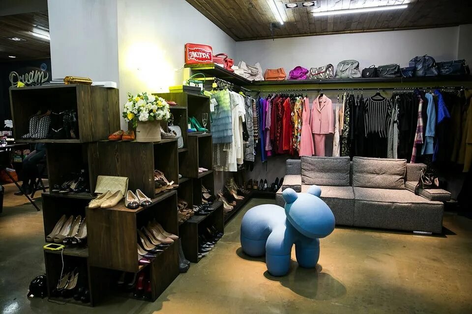 Комиссионные магазины одежды. Секонд хенд соликамск. Гор. Комиссионный магазин одежды в москве. Одежда на благотворительность.