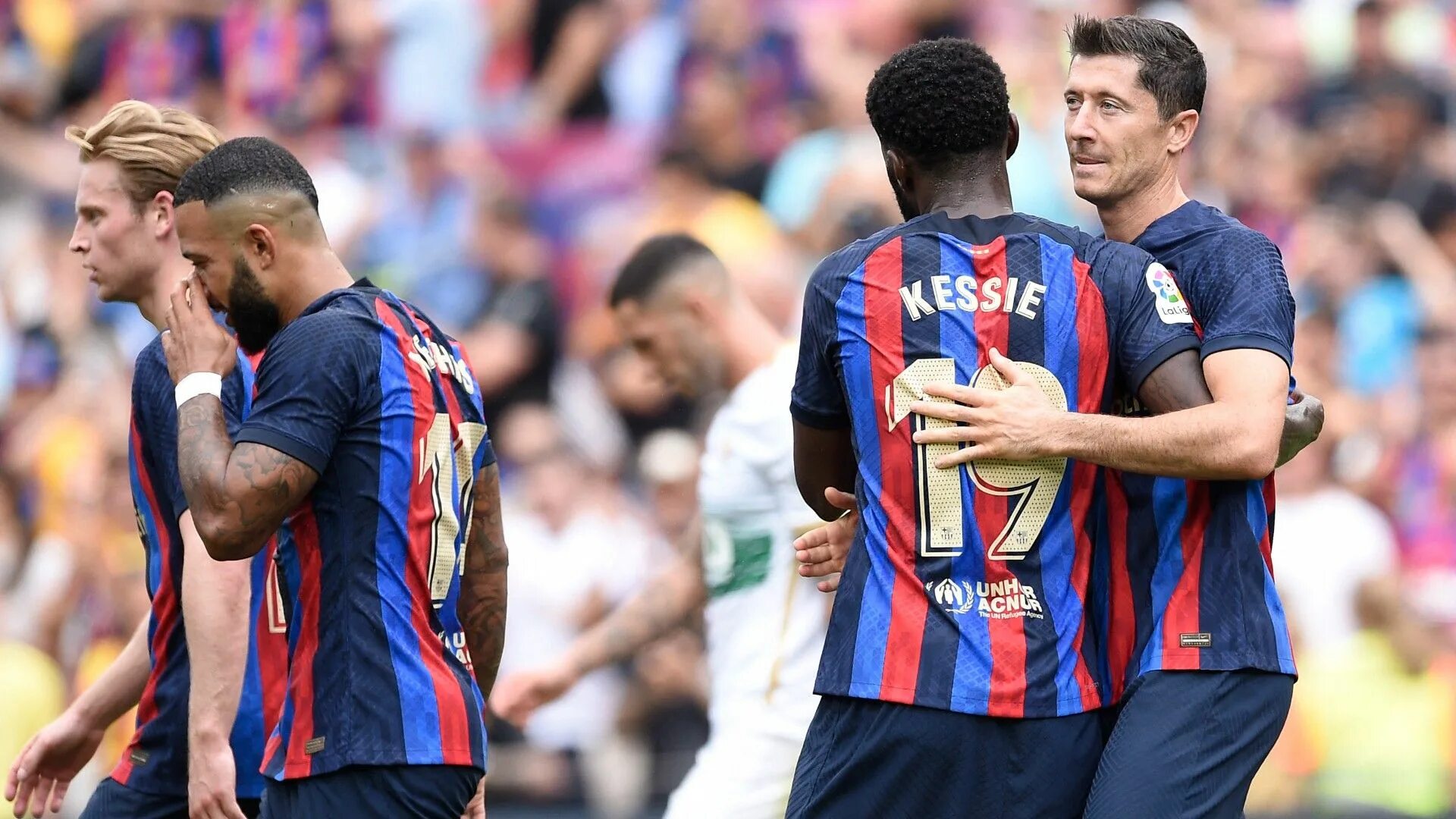 Серхи роберто барселона. Алвес. Barcelona week. Атлетико мадрид 2015/2016. Барселона канал в городе.