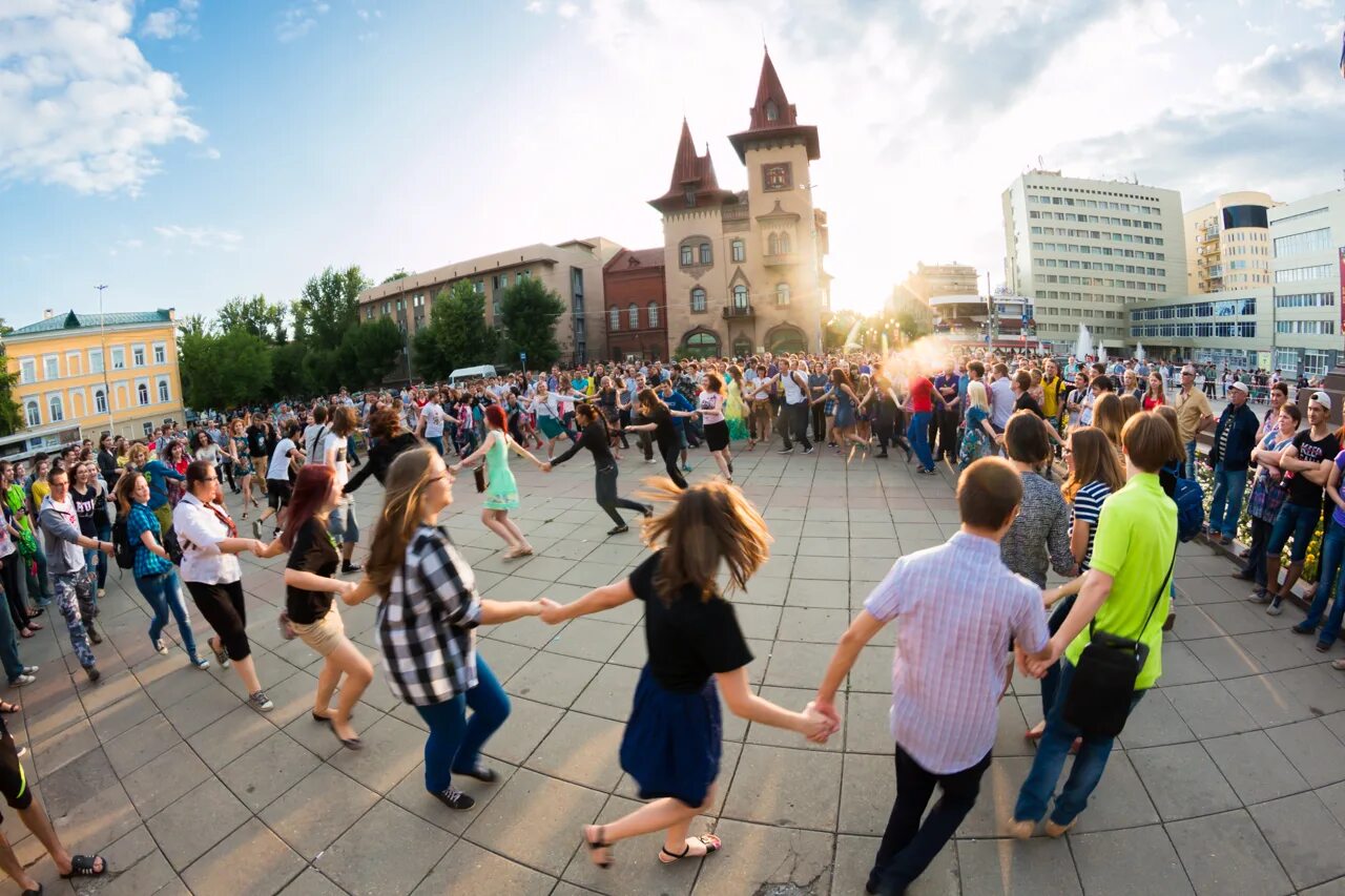 Комитет населения города саратова. Музейная площадь Саратов. Город Саратов население. Саратов населенность. Саратовнасеоение.