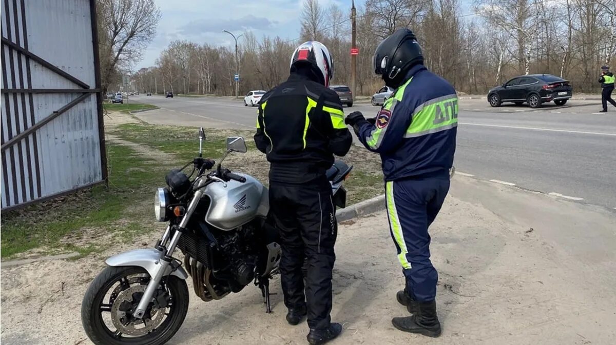 Скутер воронежская область. Патрулирование на мотоциклах. Мотоцикл ДПС. Мотоцикл полиция. Мотоциклист на дороге.