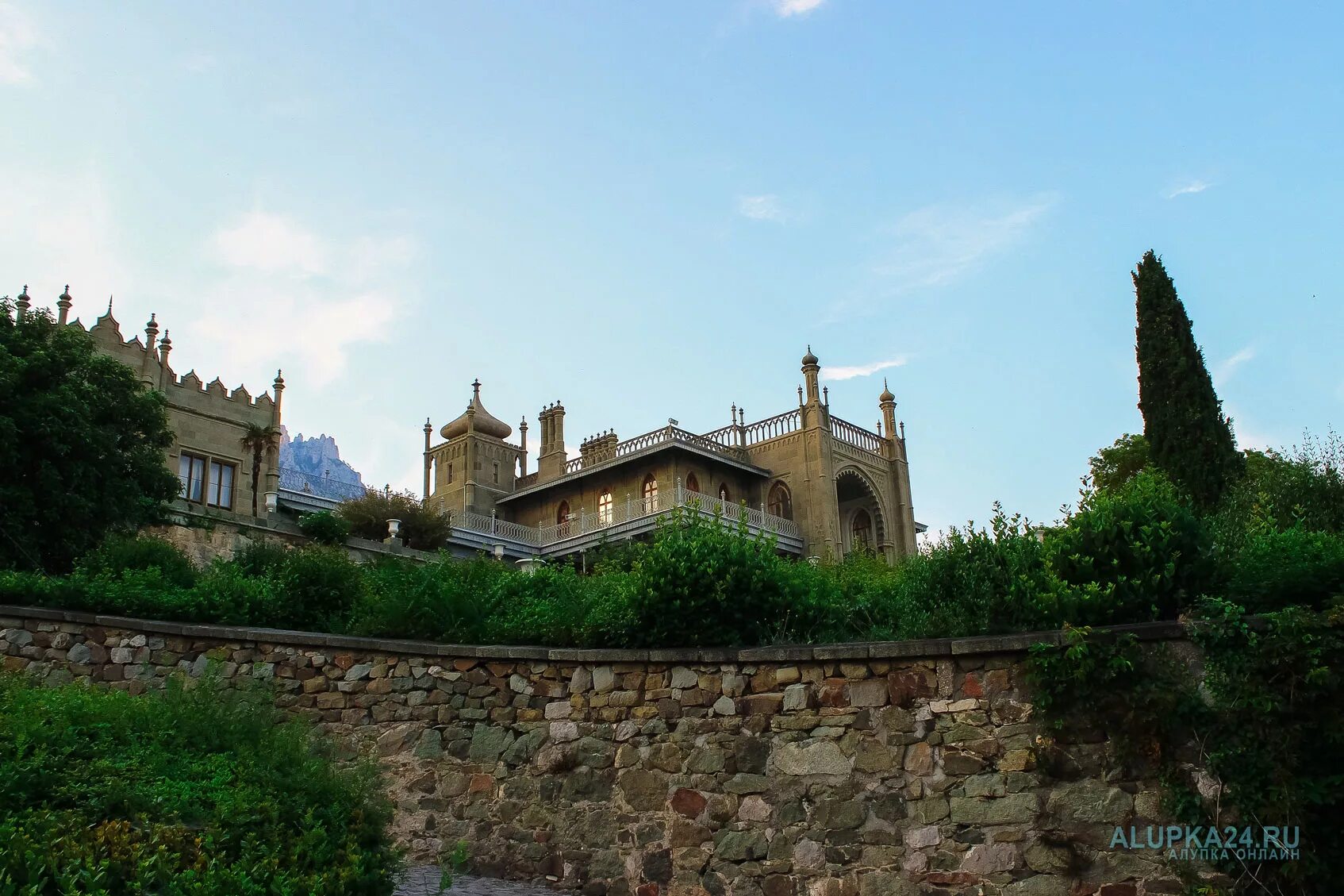 алупка км. алупка км. воронцовский дворец алупка общий вид сада. крым южное побережье алупки. гора крестовая алупка.
