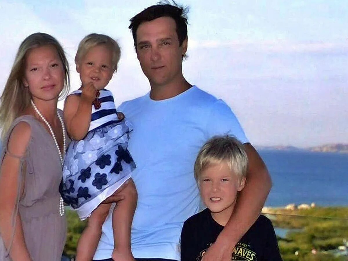Фото жены шатунова. Юра Шатунов семья. Дэннис Шатунов 2022. Семья Шатунова. Юрий Шатунов и его семья.