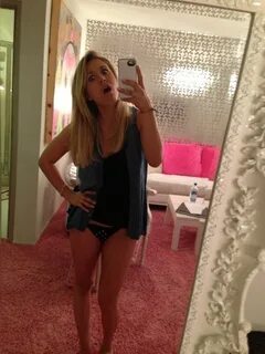 Домашнее селфи Kaley Cuoco.