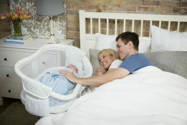 Кроватка для новорожденного к кровати родителей. Спальное место для новорожденных. Кровать для совместного сна с ребенком. Спальные места для новорожденных. 1 кровать с мамой