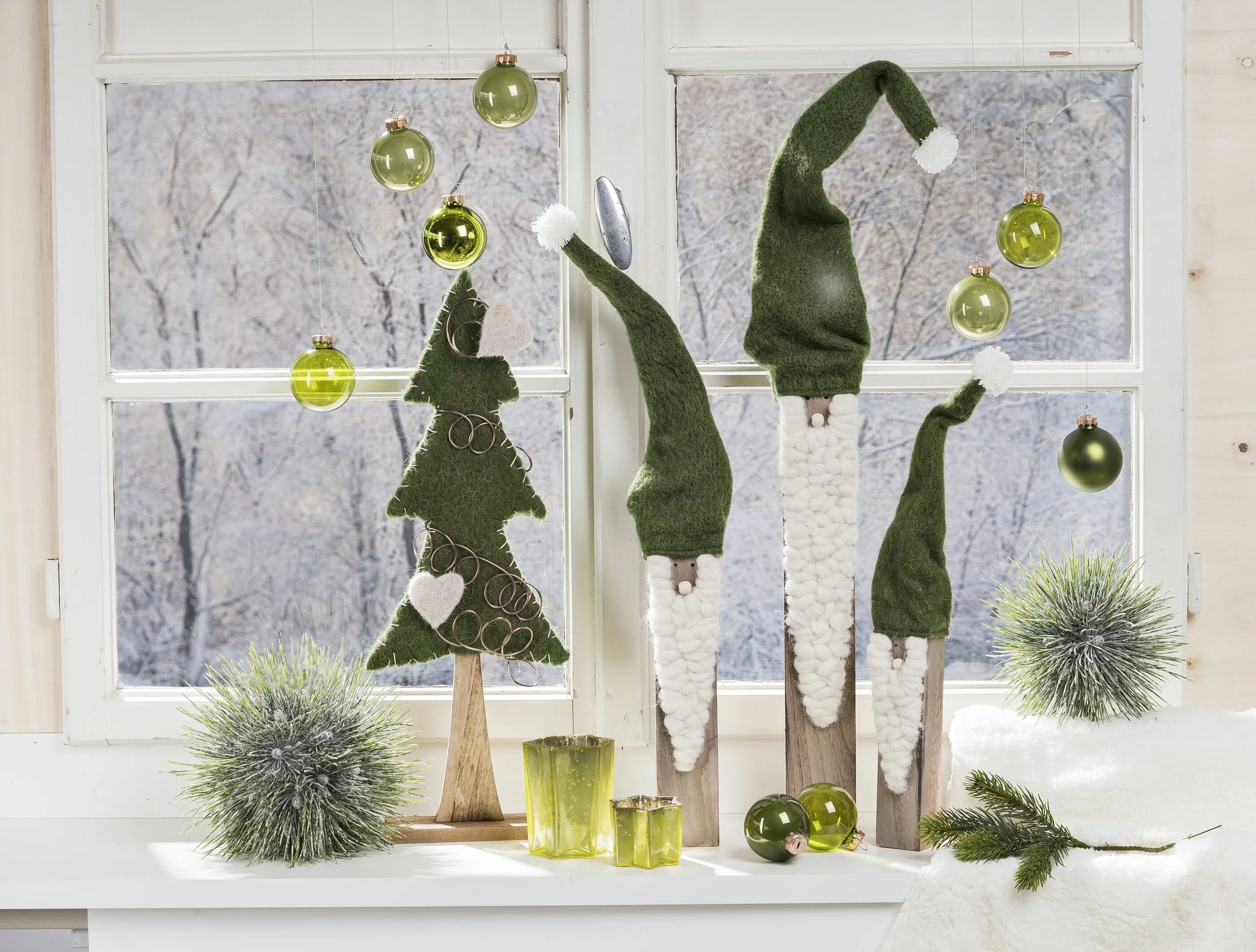 новогодние игрушки на подоконник. украсить подоконник к новому году. новогодний декор для улицы. украшение окон на новый год. композиция на подоконник на новый год.