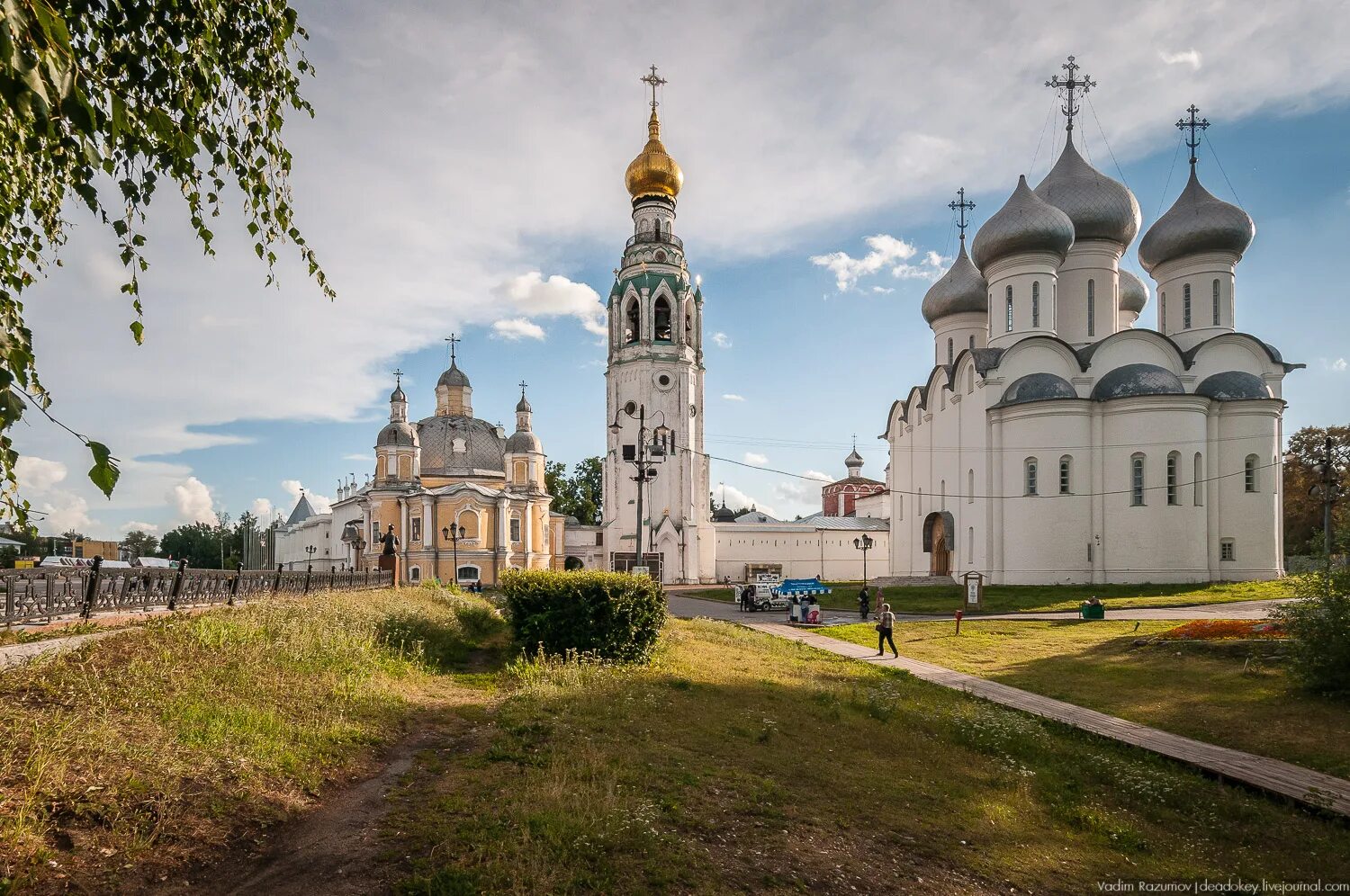 Г вологда какая. Вологодский кремль и река вологда. вологда кремль река. вологда соборная горка сверху. лето в кремле вологда.