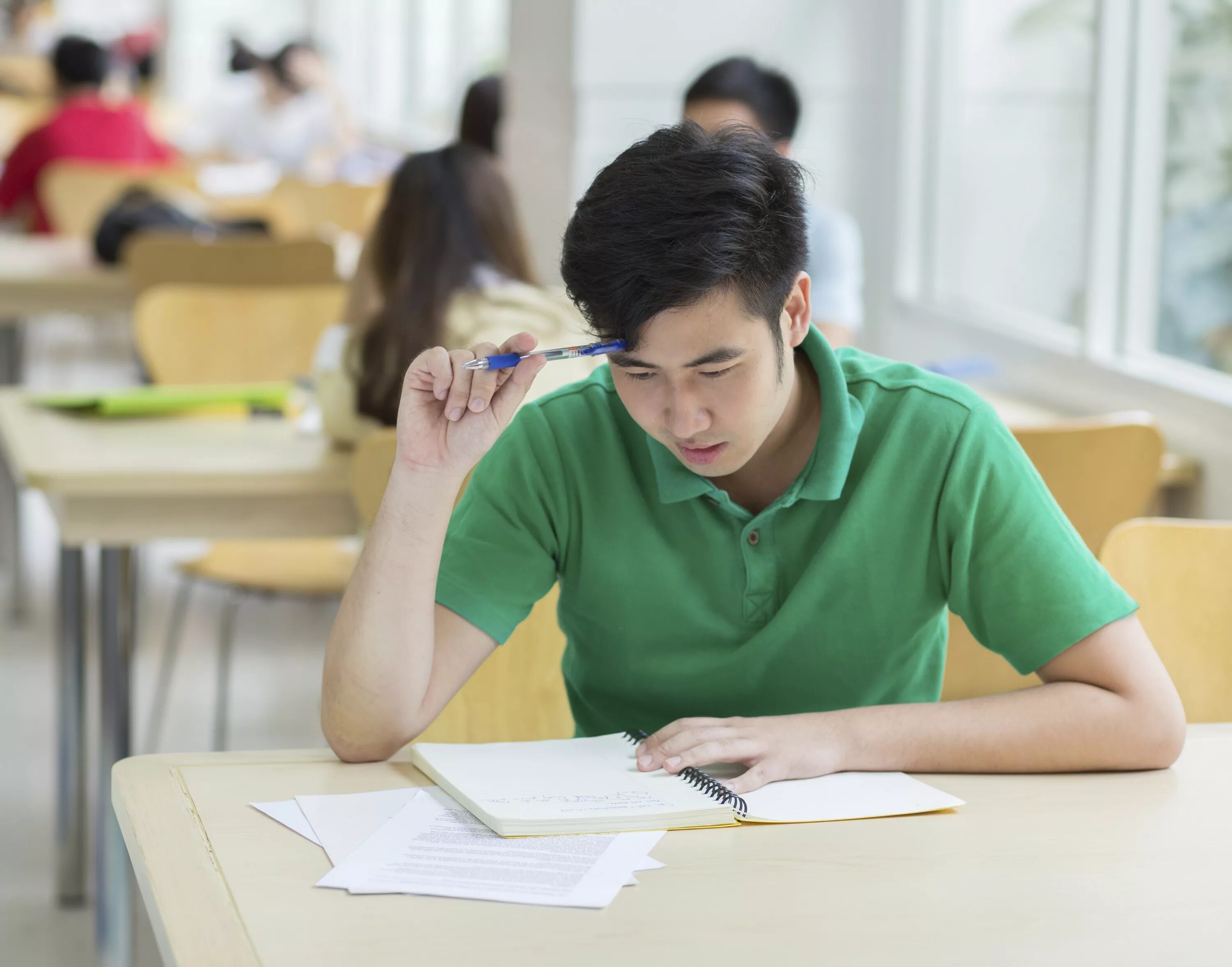 Student s test. Азиатские студенты. Студенты Азия. Экзамен азиаты. Китаянка учится.