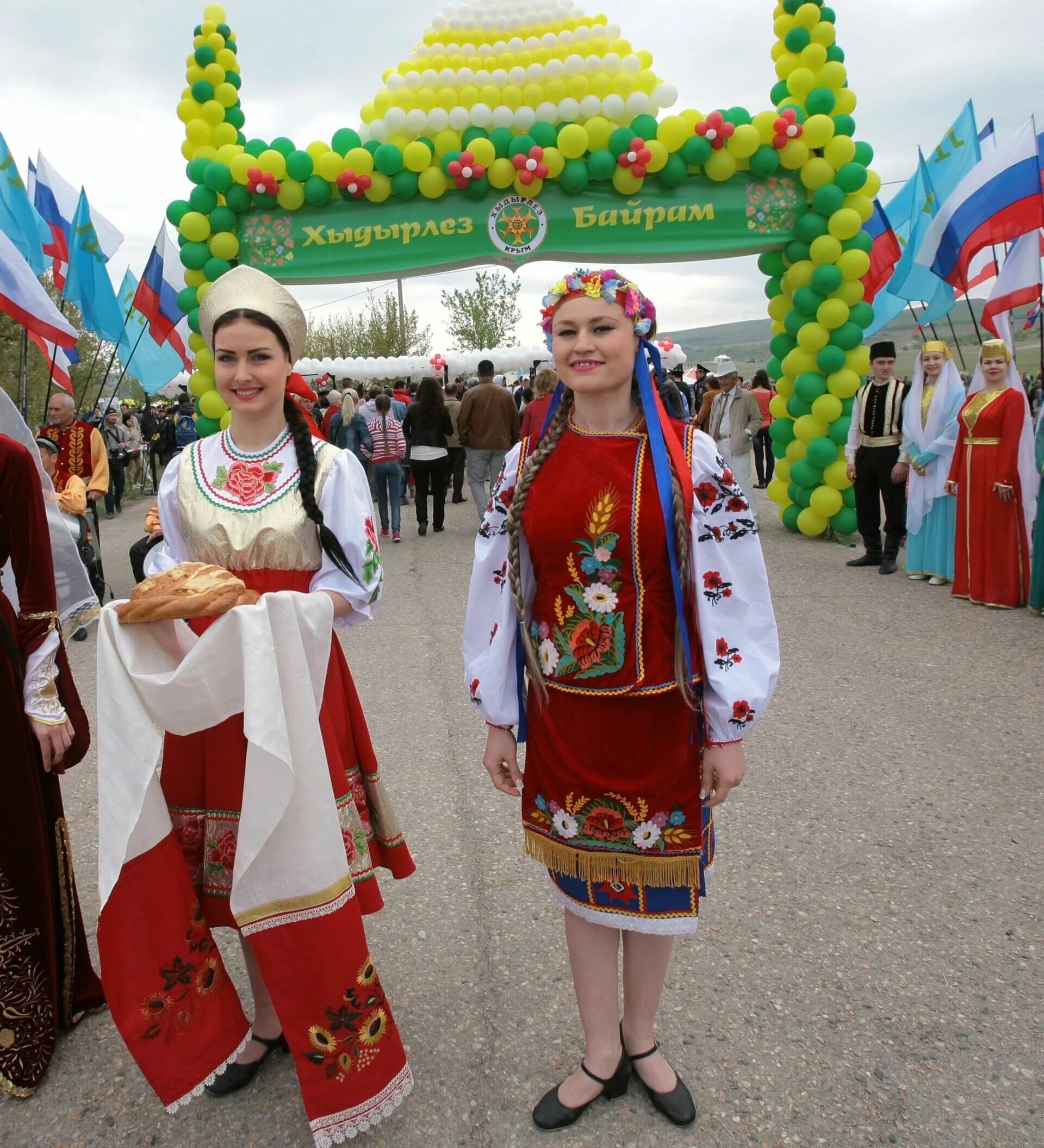 Татары крым россия. Фестиваль народов Крыма крымских татар. Крым многонациональный. Многонациональный народ Крыма. Татары в Крыму.