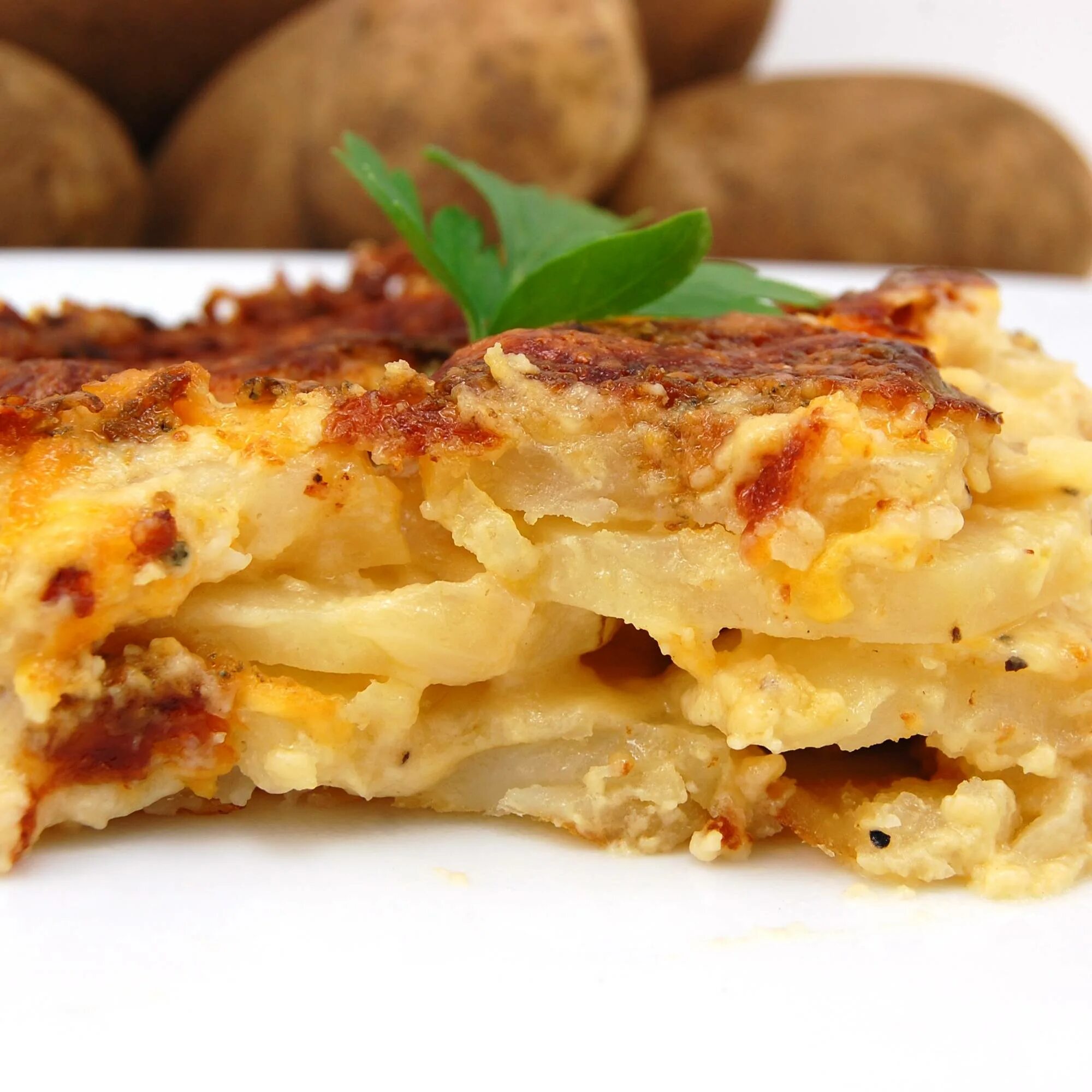 Картошка по французски со сметаной. Картошка по французски. Картошка поифранйузки. Французская запеканка из картофеля. Французская картошка.