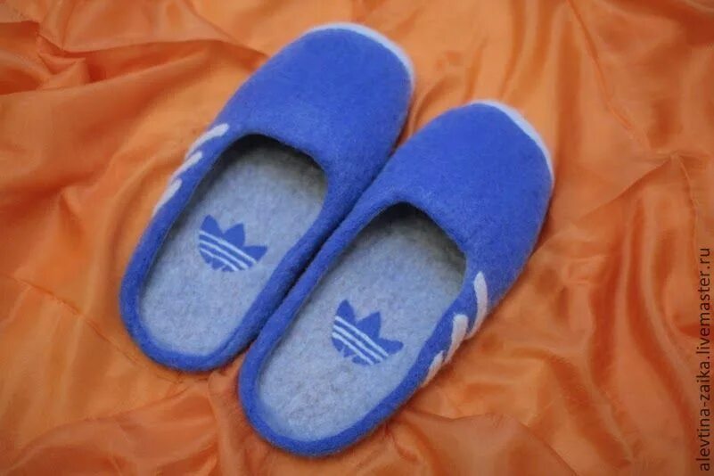 Izi тапочки тапочки adidas. Adidas pufller тапки. Домашние тапки adidas. Тапочки подводника.