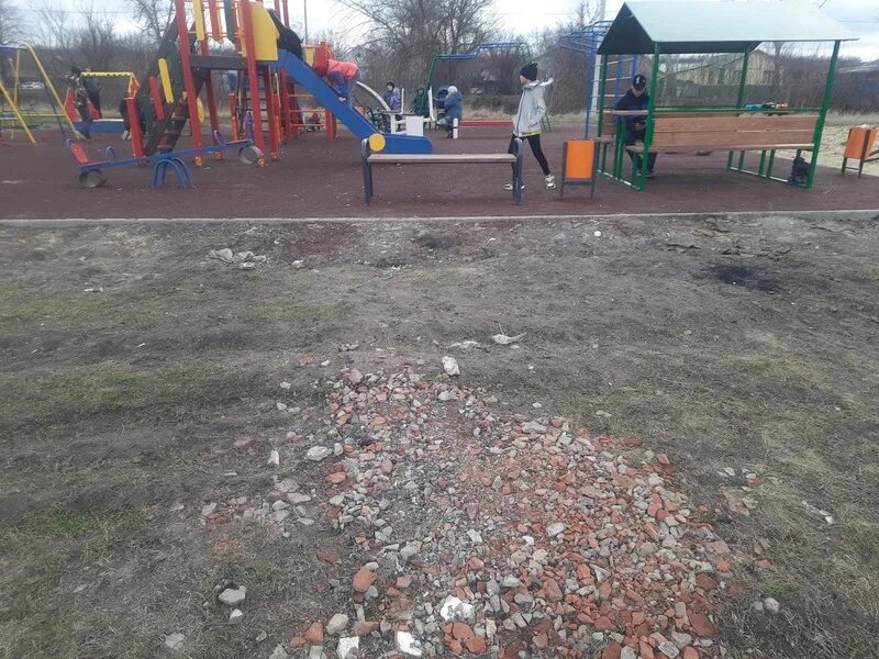 Нашли опасную детскую площадку