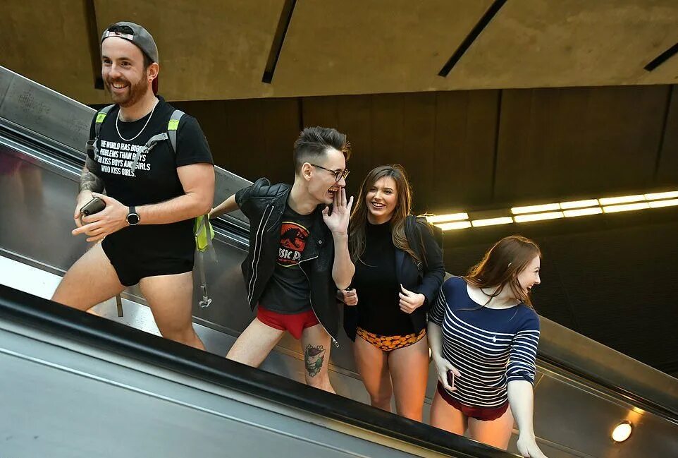 No Pants Subway Ride Москва. В метро без штанов 2019. Акция в метро без штанов Нью Йорк. Акция без штанов в метро 2019.