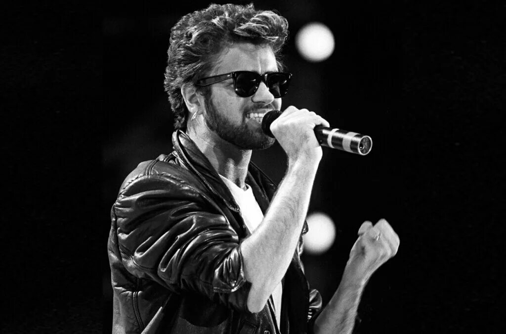 George michael figure. Джордж майкл 1963 2016. группа вэм джордж майкл. george michael с гитарой. carlos джордж майкл.