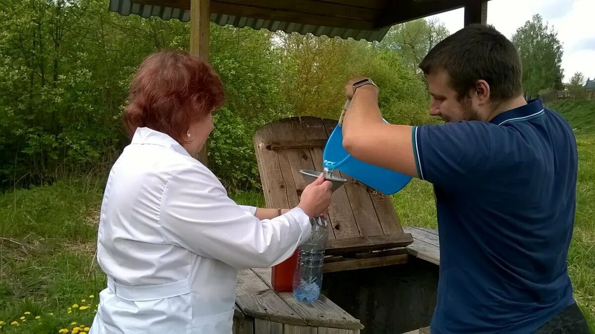 Забор проб воды. Отбор проб воды из скважины. Взятие проб воды. Отбор проб воды из колодца. Взятие пробы воды