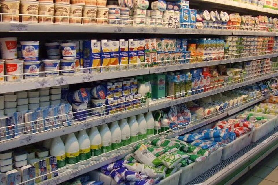 Молочные и мясные продукты. Кисломолосныепродукты. Пищевое сырье. Упаковка рулонной продукции. Витрина с молочной продукцией.