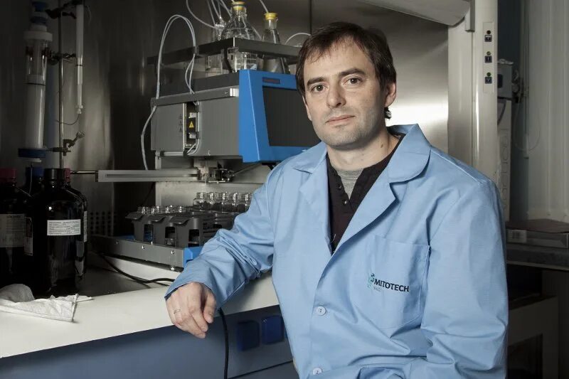 Исследовательская лаборатория. Сотрудник научно исследовательского. Максим скулачёв биолог. Скулачев мгу. Лаборатория.