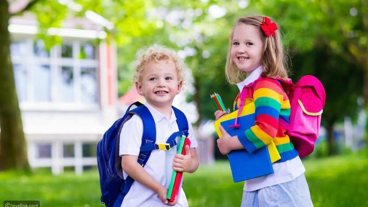 She be new to the school. Дети идут в школу. Ребенок со школьным рюкзаком. Back to School дети. Дети на каникулах.