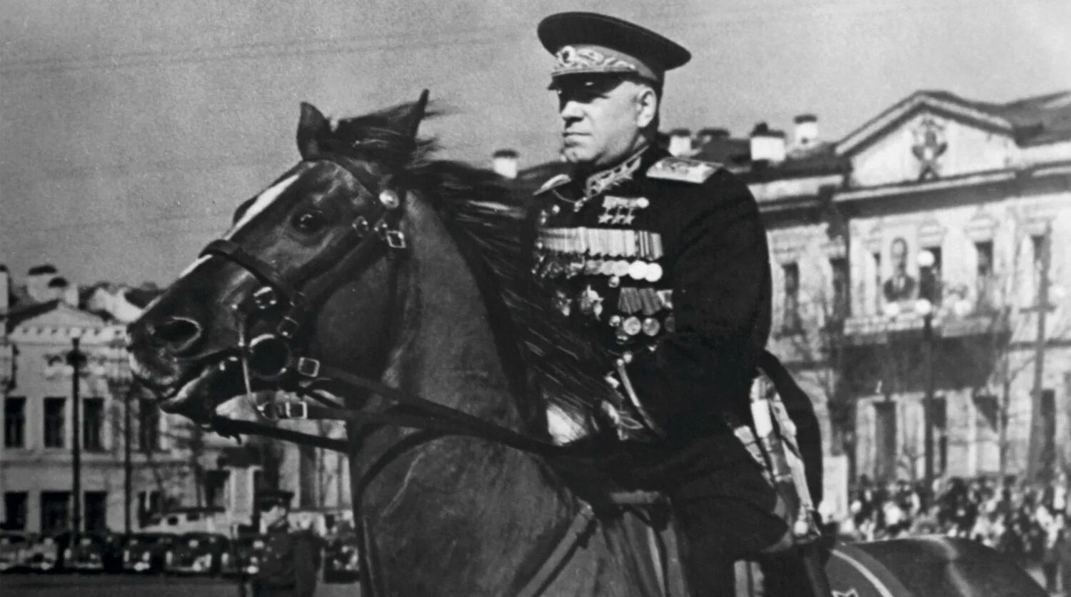 Маршал жуково. Маршал рокоссовский на параде победы 1945.