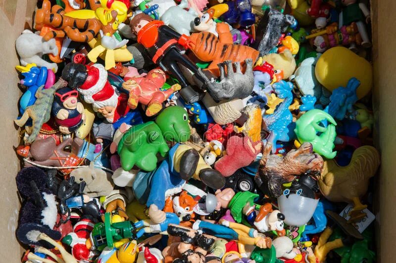 Сбор вещей для детских домов. Ненужные детские вещи. Коробка со старыми игрушками. Игрушки и одежда для детей. Мягкие игрушки даром.