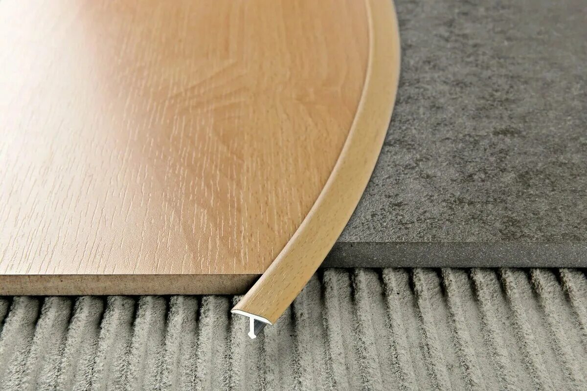 Промежуток между ванной и стеной. Лента бордюрная для ванны самоклеющийся. Лента для ванны от протекания между стеной и ванной. Шом между стеной и ванной. Шов между столешницей и фартуком.