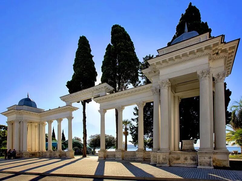 Колоннада в сухуми. Колоннада сухум. колоннада абхазия сухумское. абхазия столица сухум. столица абхазии сухум центр.