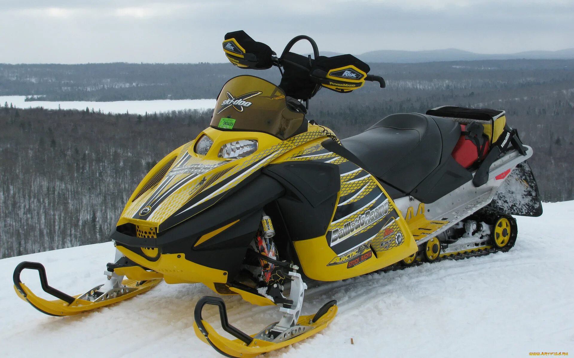 Снегоход Ski Doo. Сноумобиль Ski Doo. Ski Doo 1200 желтый. Ski-Doo sk-60