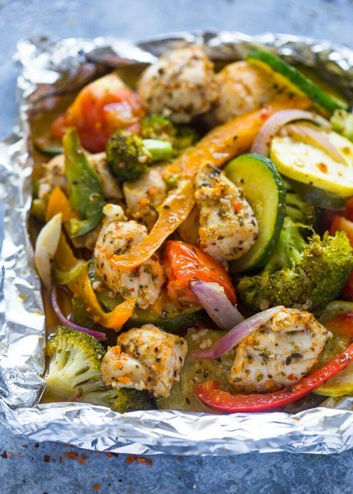 Замороженные овощи запеченные в духовке с курицей. Запеченные овощи в фольге. курица с овощами. курица с овощами в духовке. курица запеченная с овощами в духовке.