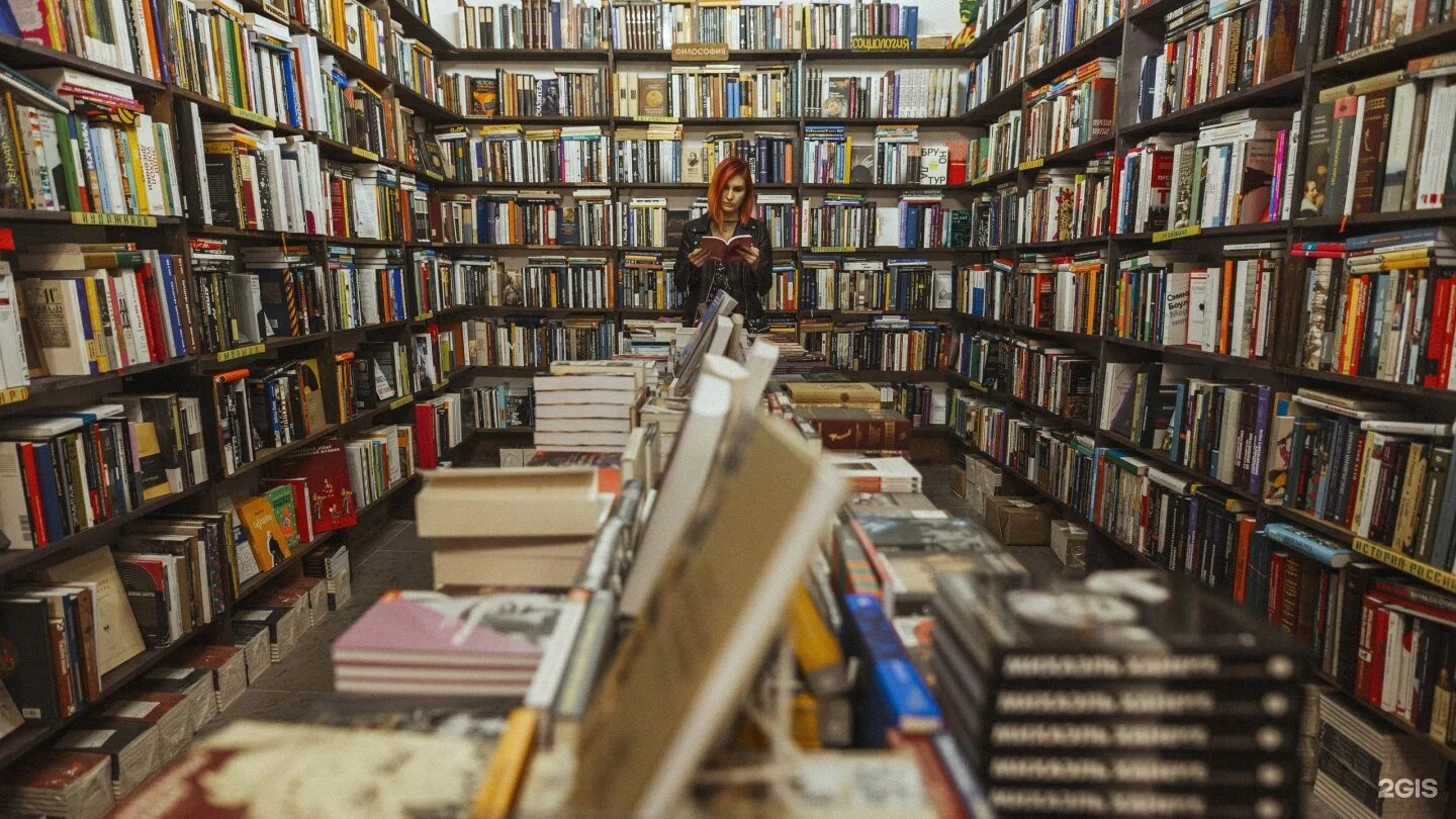 Книжный магазин все свободны санкт-петербург. Маленький уютный книжный магазин. Книжный магазин все свободны. Подписные издания интерьер. Все свободны санкт петербург.
