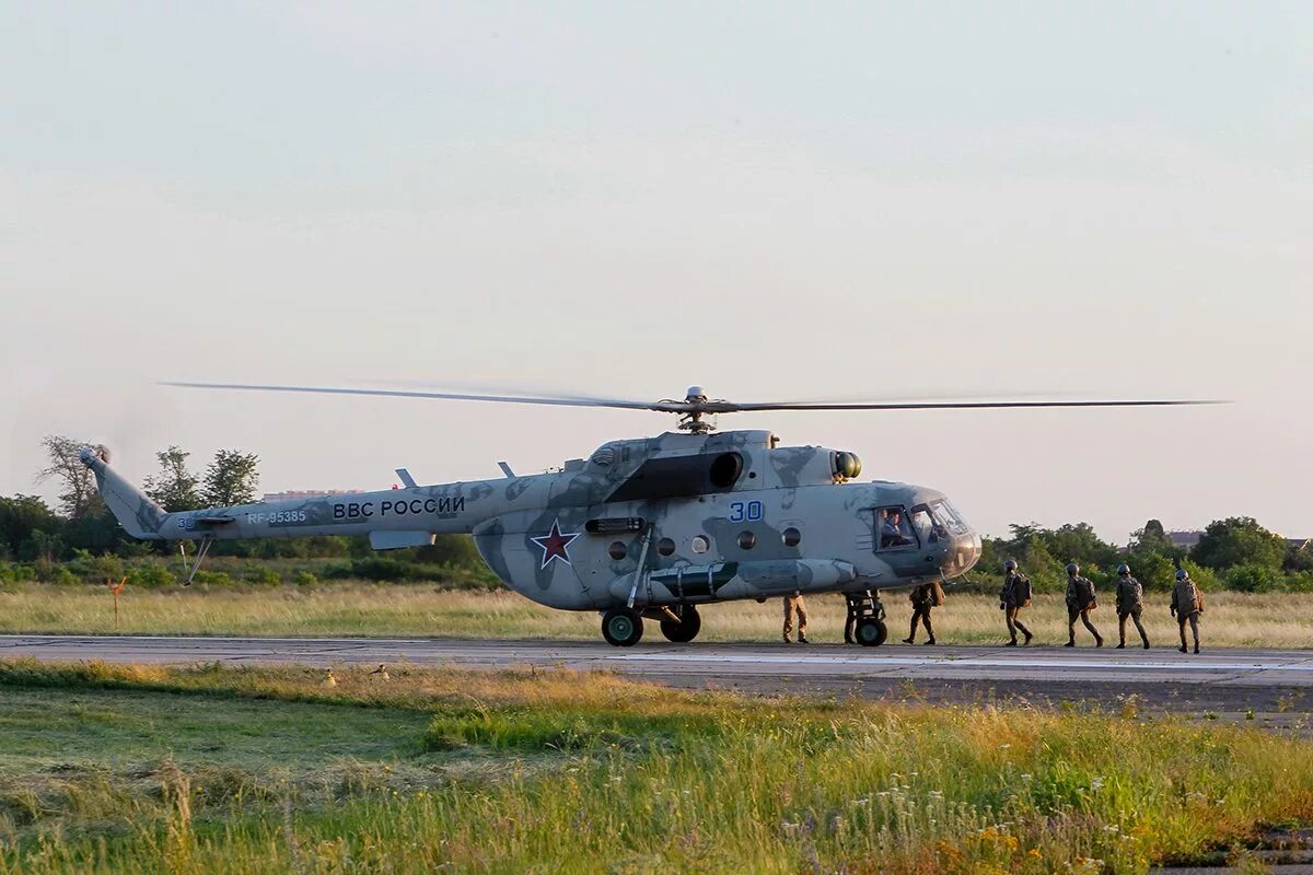 Ми 8 военный. Ми-8 вертолёт фото. Боевой вертолёт ми-8. Таганрог аэродром военный вертолет ми. Ми 8 в районе железногорского водохранилища