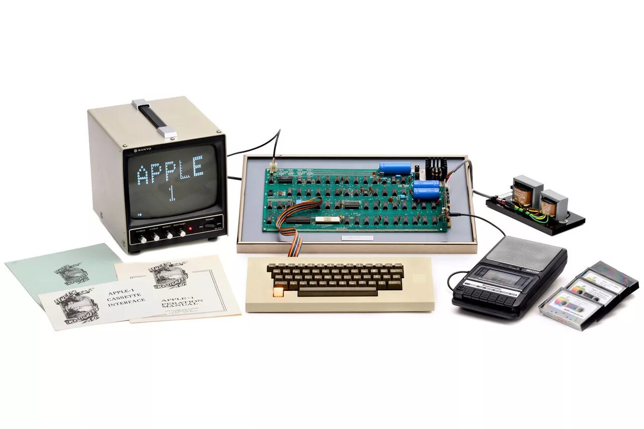 First apple. Компьютер Apple 1976. Apple 1. Первый компьютер Эппл. Компьютер АПЛ 1.