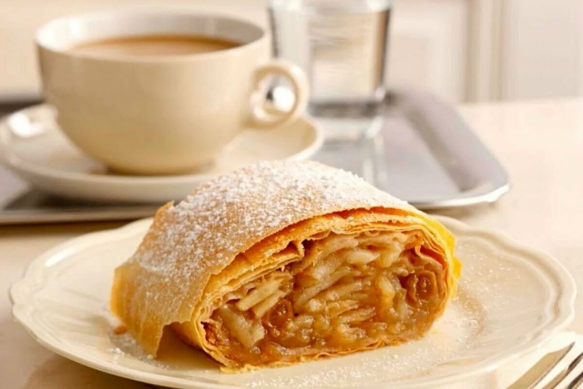 Яблочный штрудель (Apfelstrudel). Венский штрудель Австрия. Классический яблочный Венский штрудель. Венский апфельштрудель. Штрудель что это