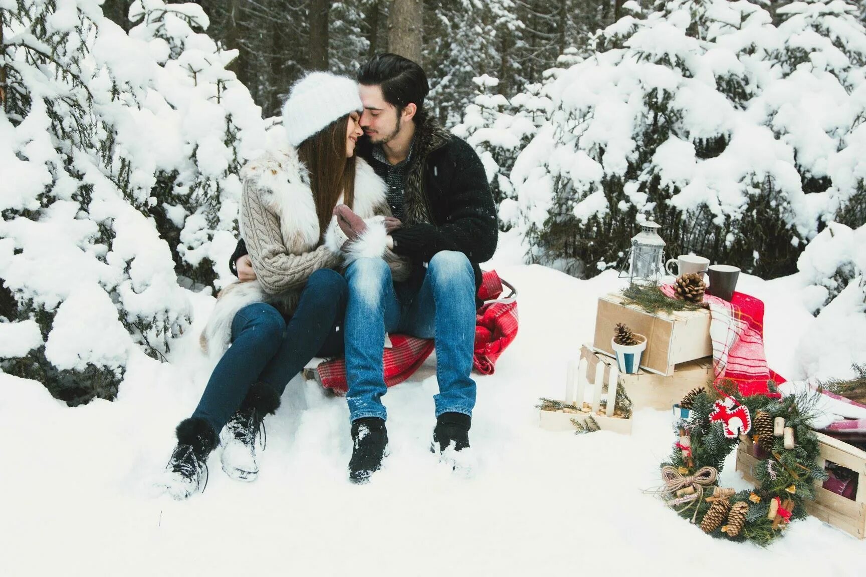 прогулка в зимнем лесу. придумать предложение про лес. влюбленная пара на природе. романтическая фотосессия на природе. предложение зимой девушке.