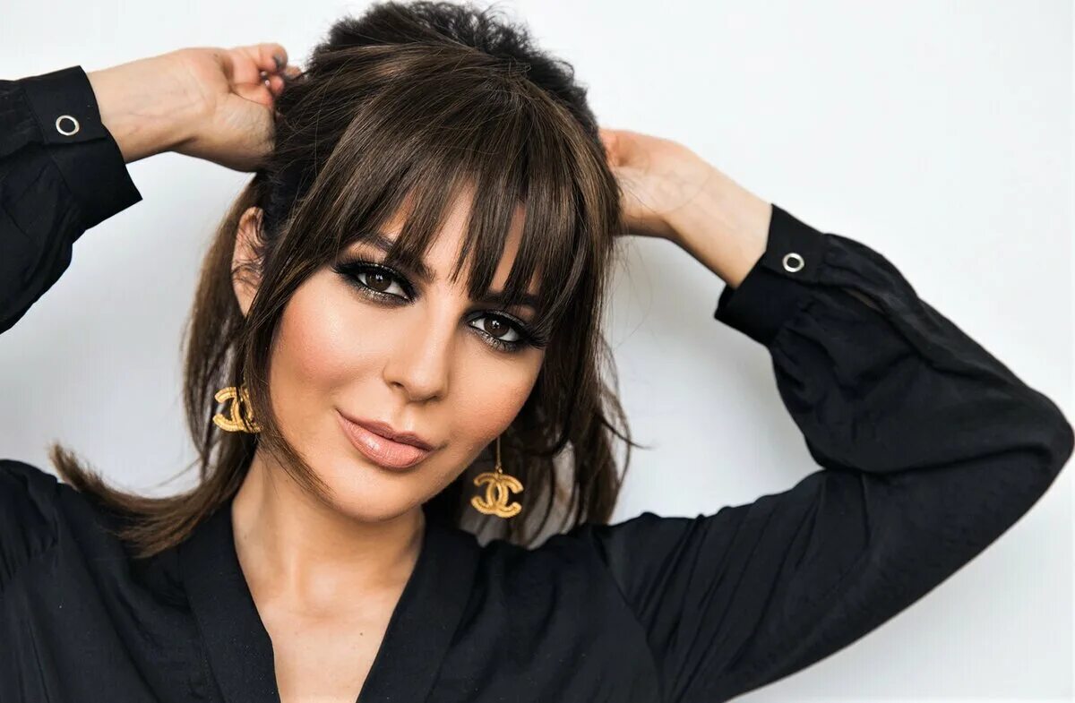 Модные челки. Стильная челка. Стильная челка женщина. Стильная челка женщина. Модные деловые прически с челкой.