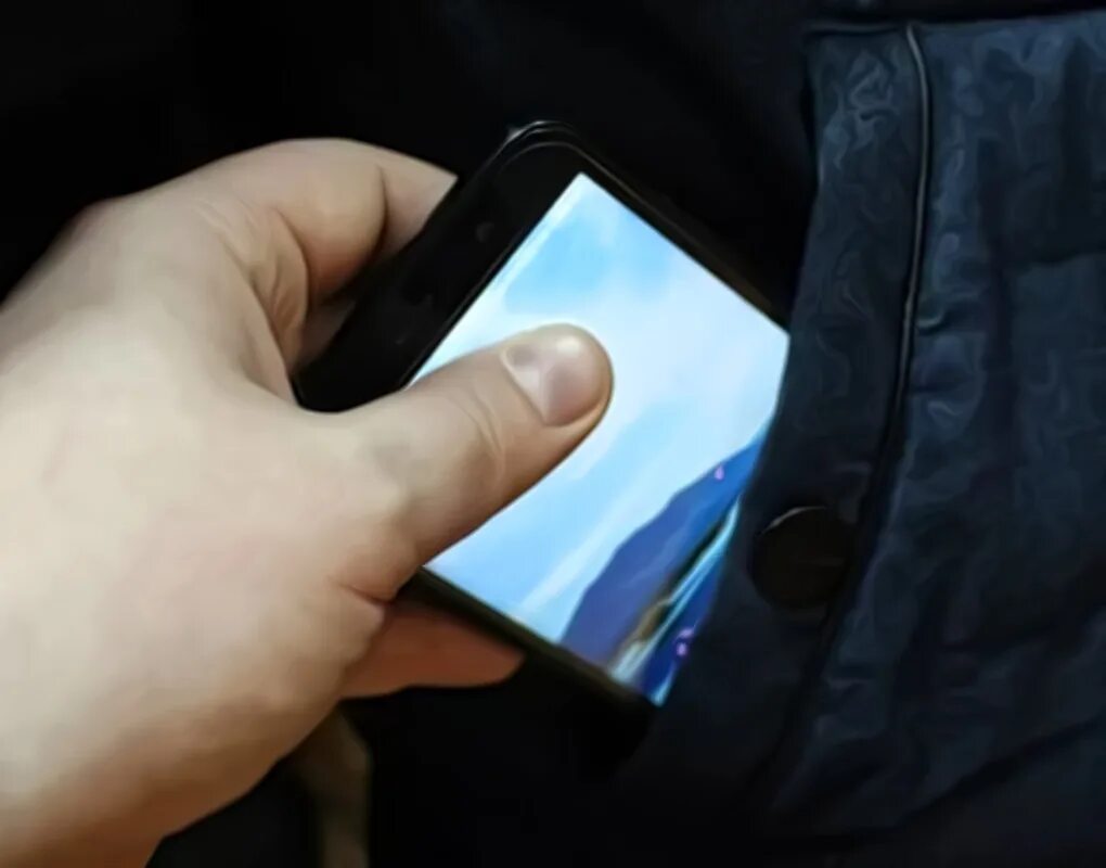 Кража телефона из кармана. Nfc smartphone. Ворован ли телефон. Кража сотового телефона. Смартфон и наручники.