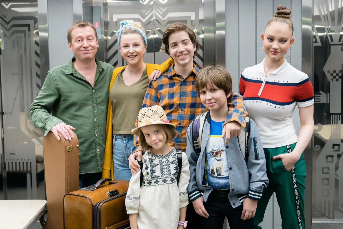 Телевизор для детей. Россия 1 шоу. Воскресенье по телевизору показывали. У меньше в 6 раз 12. Семья у телевизора.