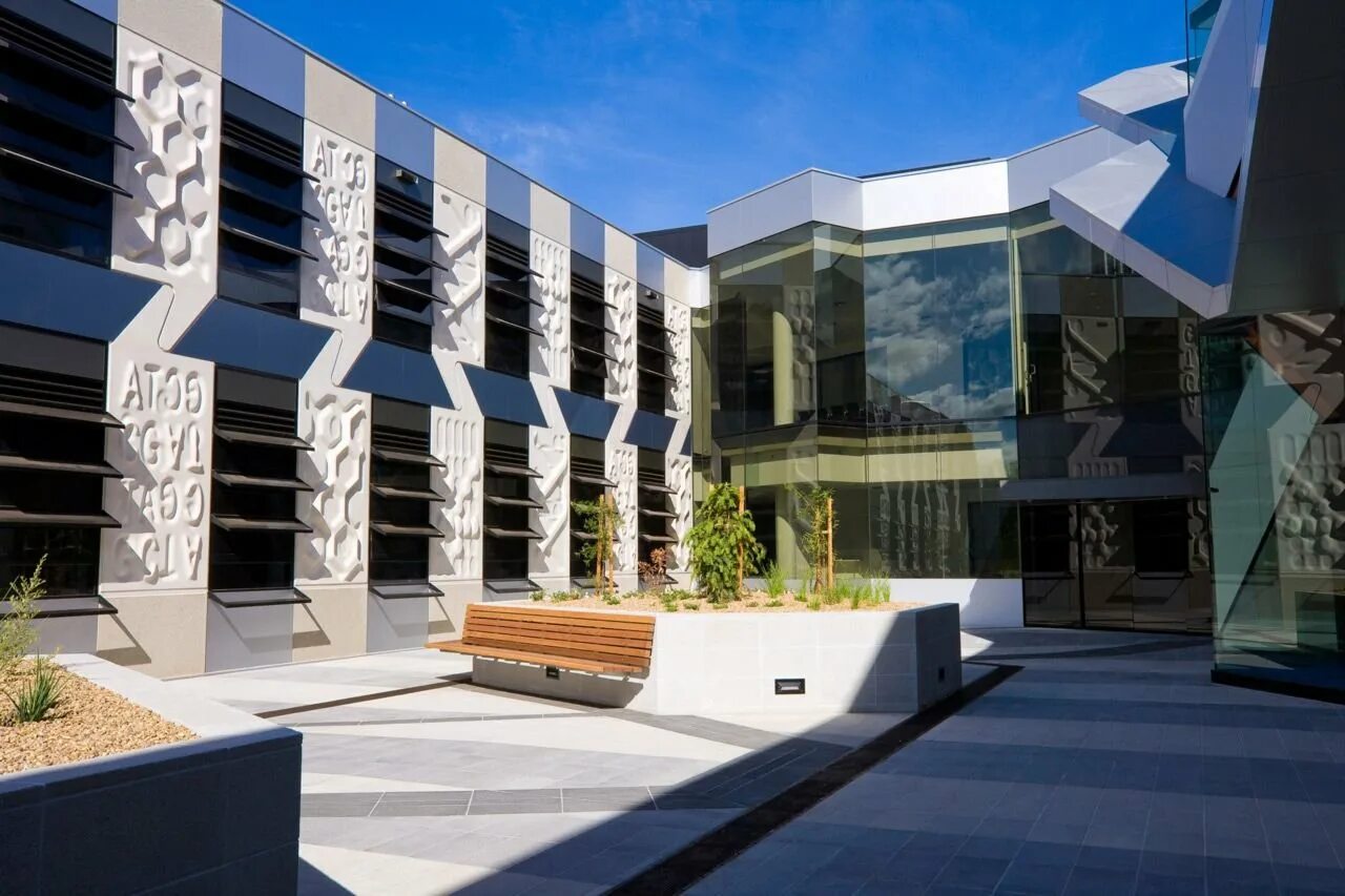 Современные хирургические школы. John curtin school of medical research at the australian national university. john curtin school of medical research. современные фасады зданий. интересные фасады общественных зданий.