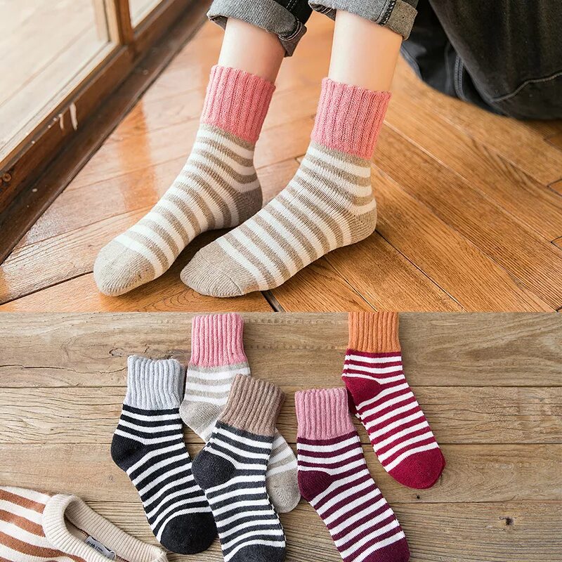 постирала шерстяные носки. разбросанные носки. носки. нашла носки дома. человек под столом.