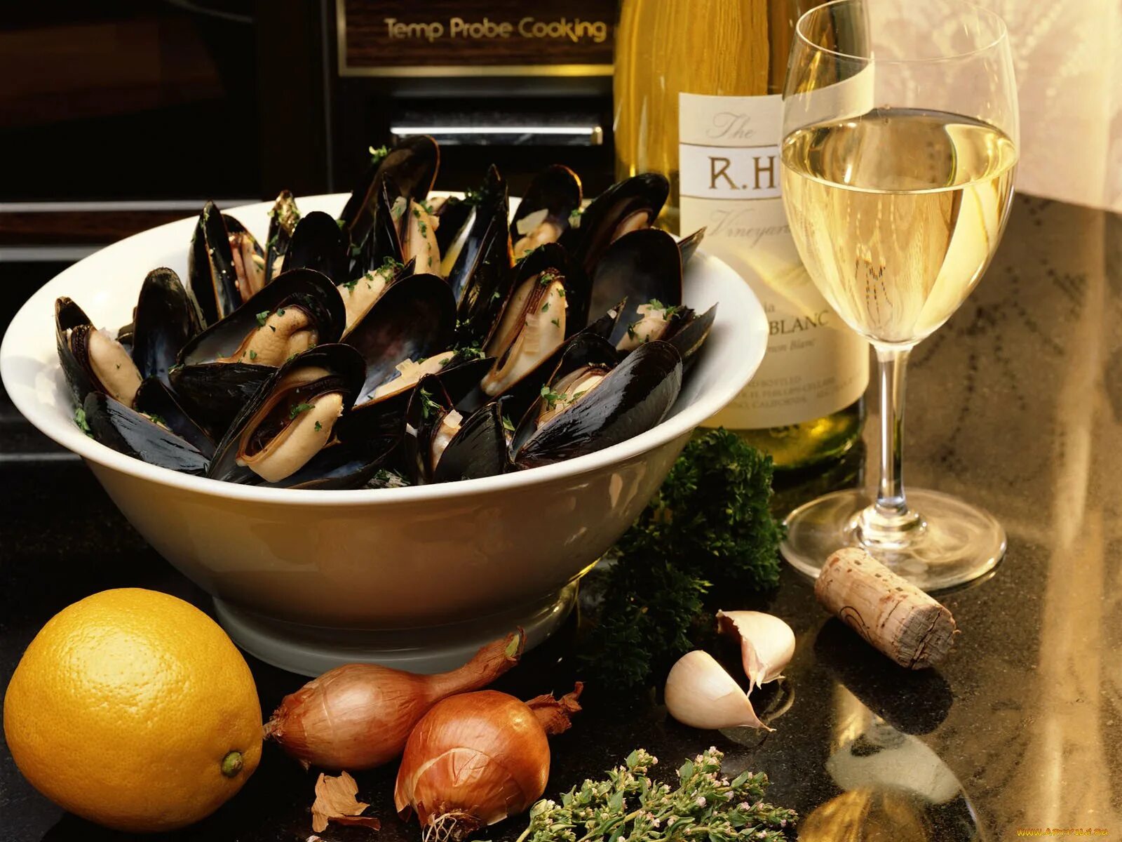 Вино и морепродукты. Шампанское и морепродукты. Белое вино и морепродукты. Вино и рыба. Какая рыба подходит к вину