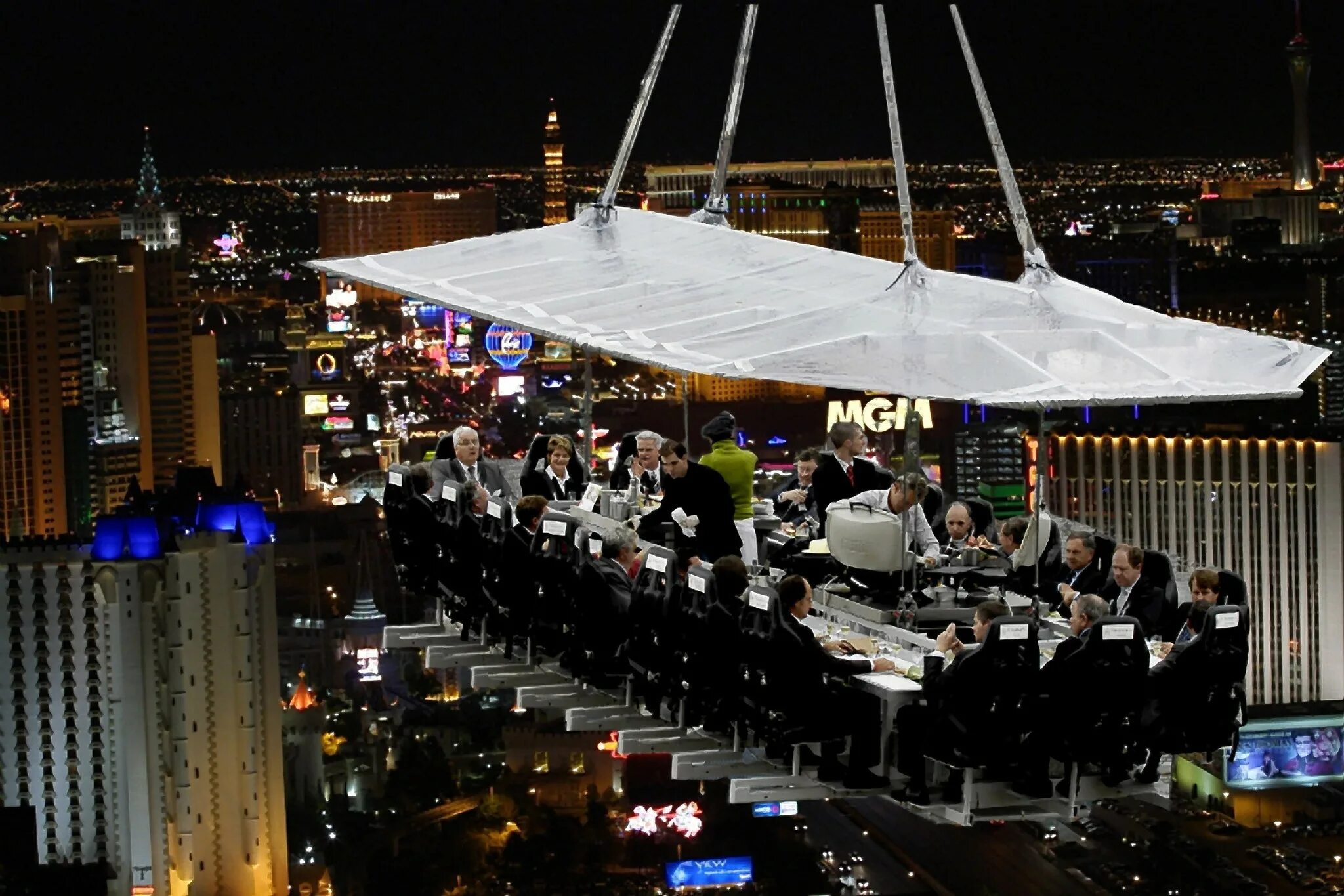 Даймонд ин зе скай. Ресторан «dinner in the Sky», Брюссель. Dinner in the Sky ресторан Dubai. Dinner in the Sky Бельгия основатель. Динер ин зе Скай.