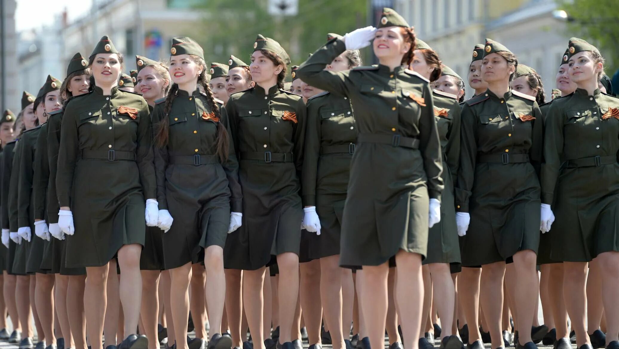 Военная форма. Женщины военнослужащие. Девушки военные на параде. Женская парадная Военная форма. Армейская женщина